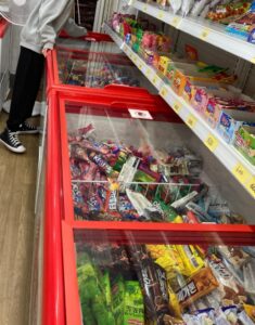 韓国の無人アイスクリームと少女